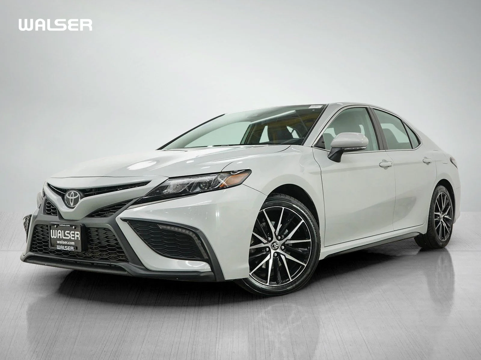 Used 2022  Toyota SE image 1