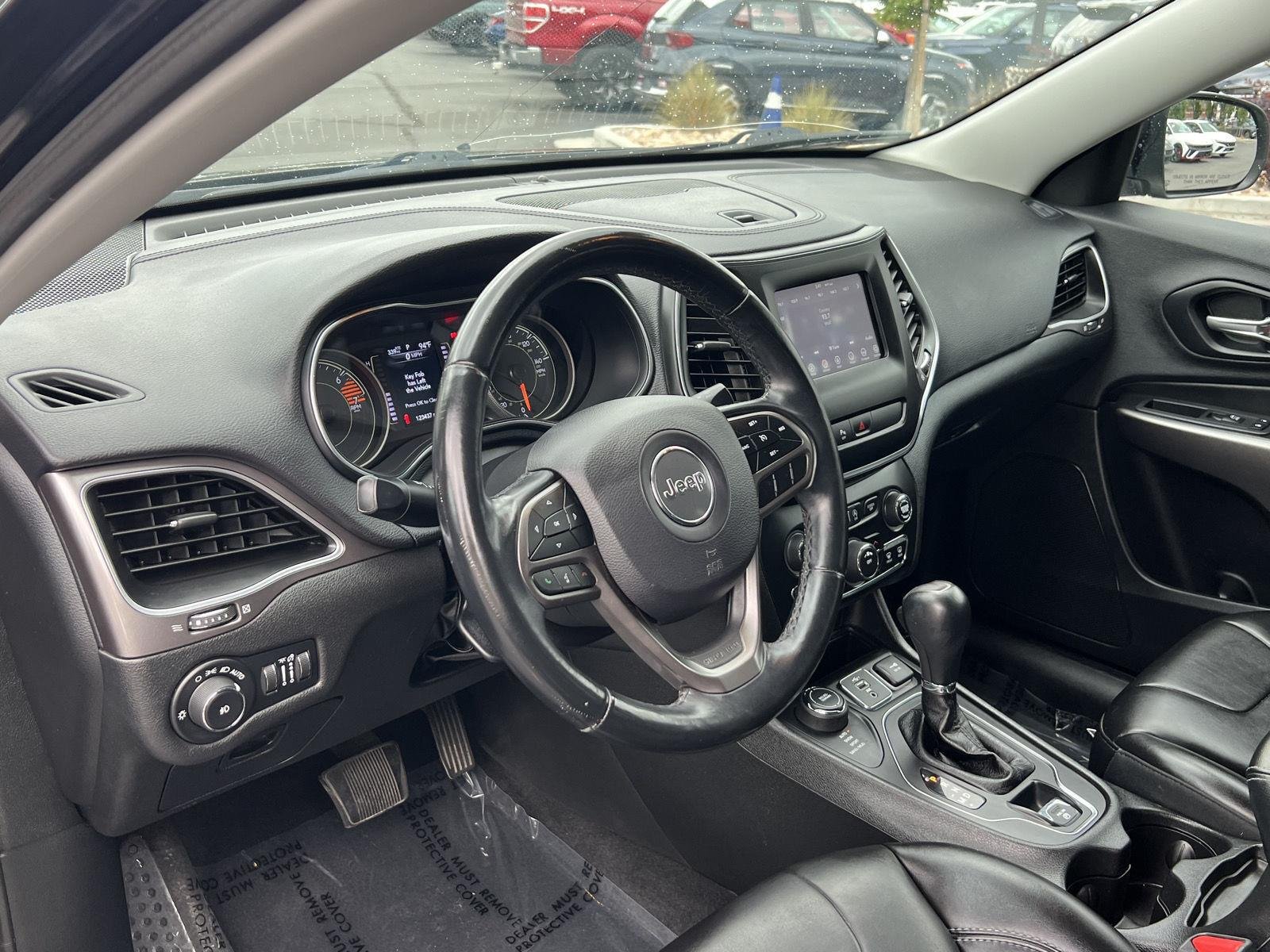 Used 2019 Diamond Black Crystal Pearlcoat Jeep Latitude Plus image 28