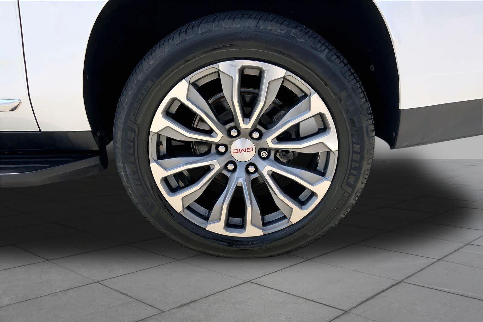 Used 2021 WHITE FROST TRICOAT GMC Denali image 11