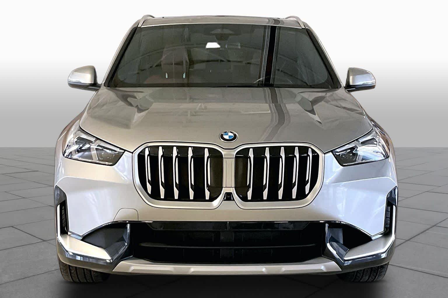 Used 2026 Space Silver Metallic BMW xDrive28i image 3