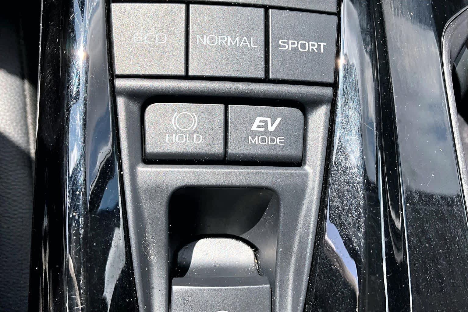 Used 2025 Wind Chill Pearl Toyota XSE image 34
