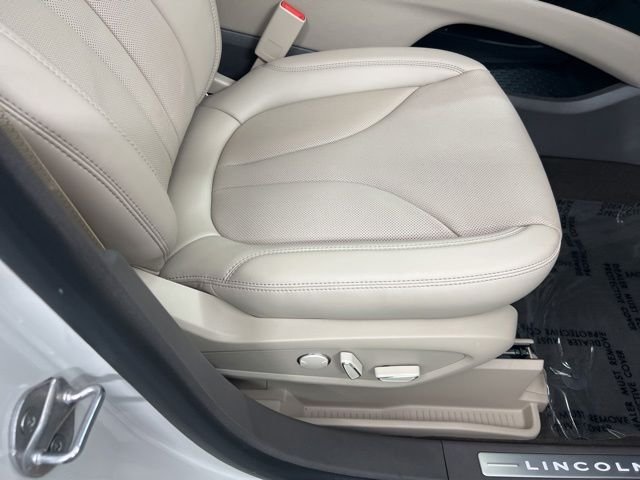 Certified Used 2023 Ceramic Pearl Metallic Tinted Clearcoat Lincoln Reserve image 25
