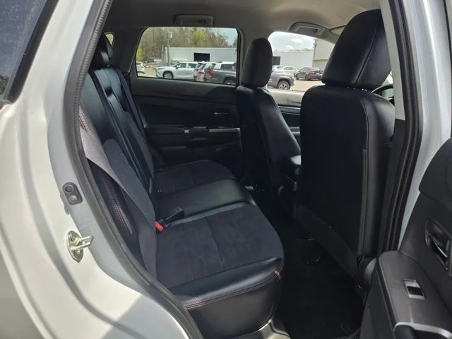 Used 2025 White Mitsubishi  image 19