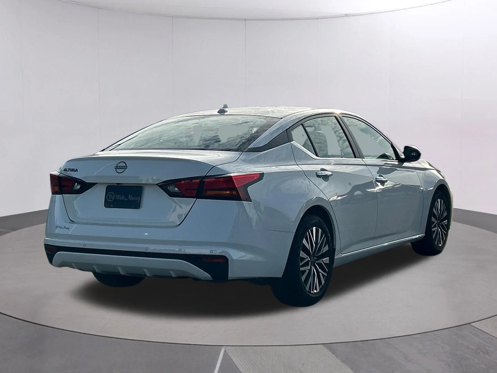 Used 2025 Glacier White Nissan SV image 7