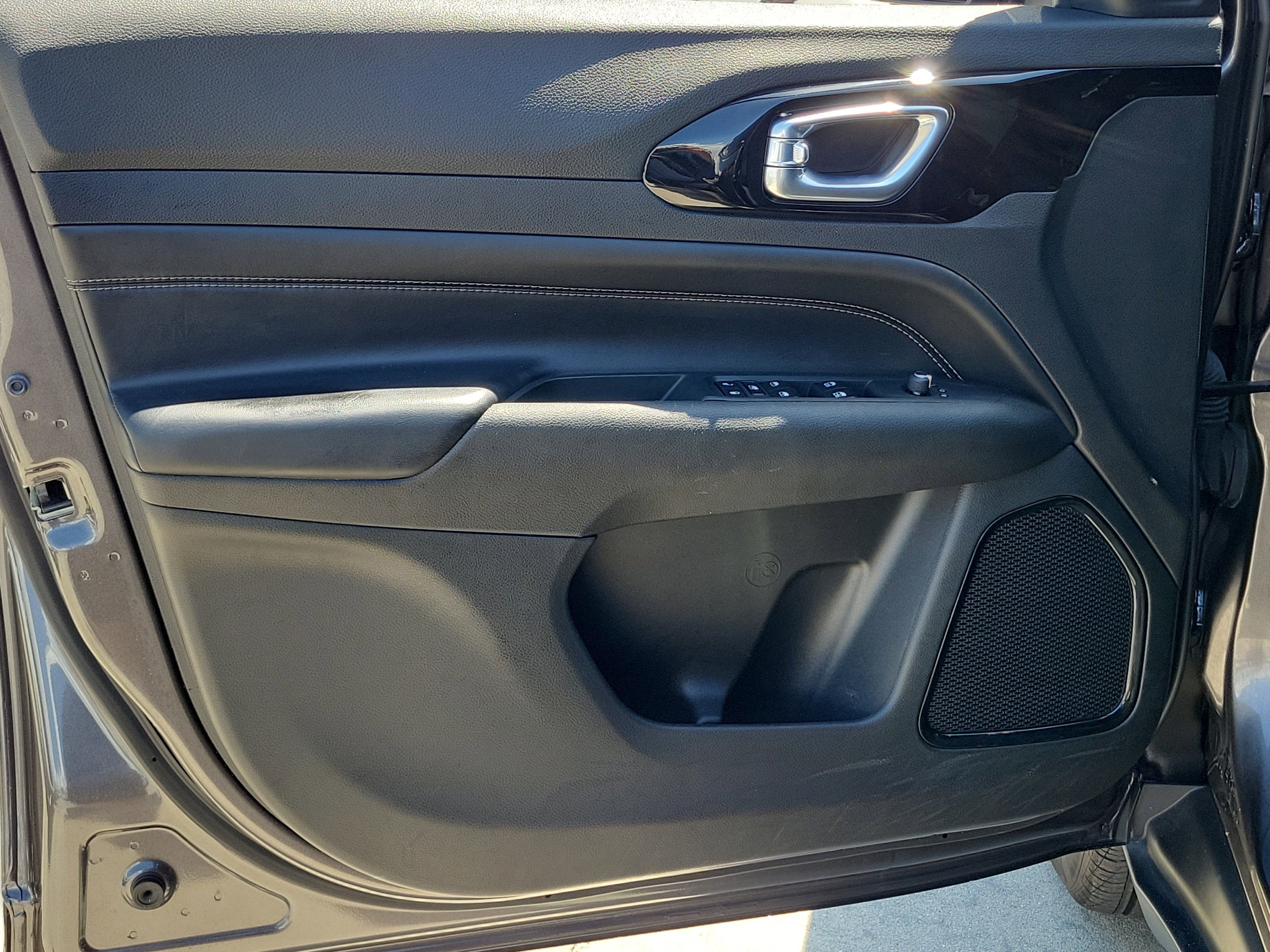 Used 2023 Granite Crystal Metallic Clearcoat Jeep Altitude image 20