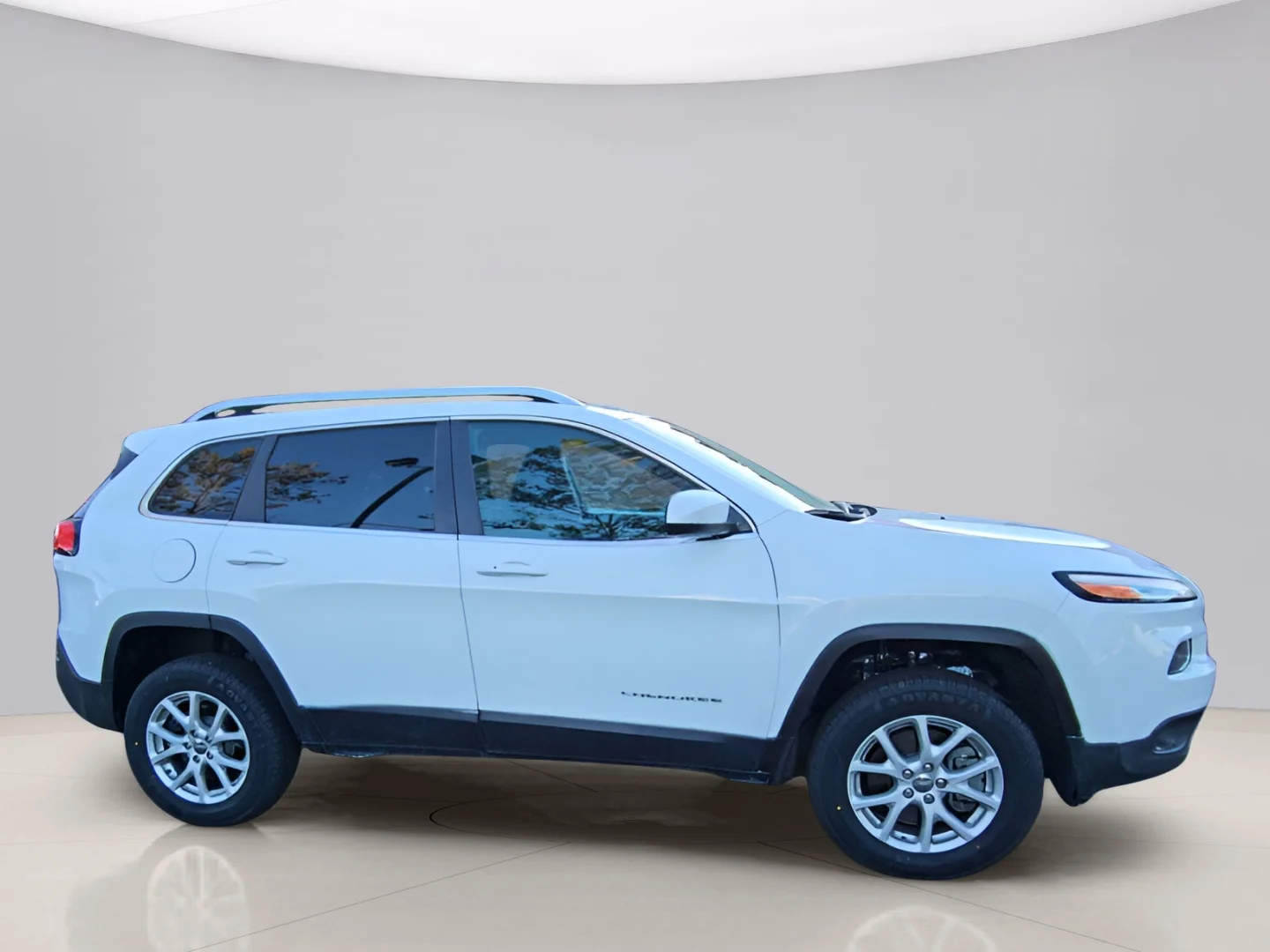 Used 2014 White Jeep Latitude Sport Utili image 2
