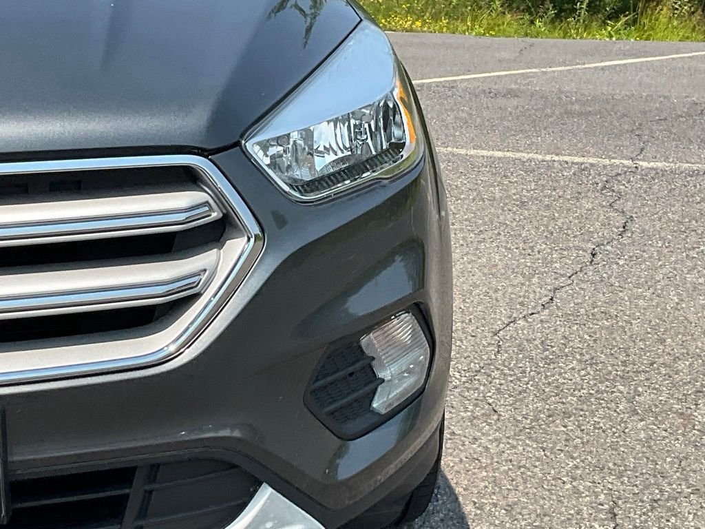 Used 2019 Magnetic Ford SE image 2