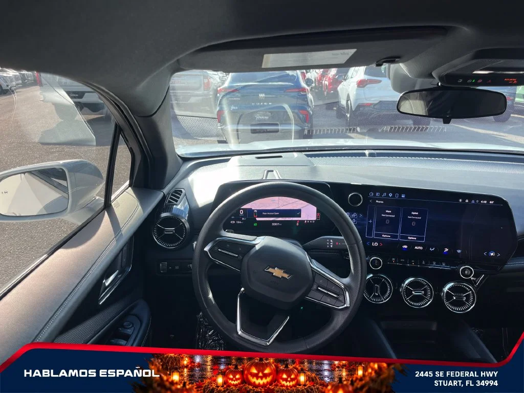 Used 2025 Summit White Chevrolet LT image 13