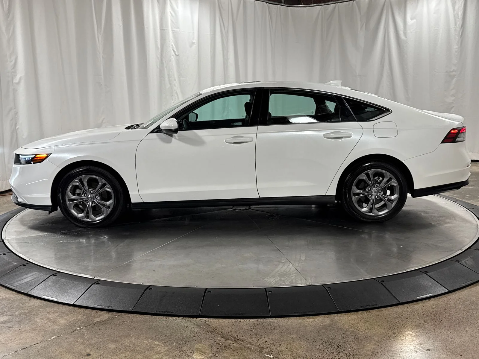 2023 Honda Accord EX - Photo 8