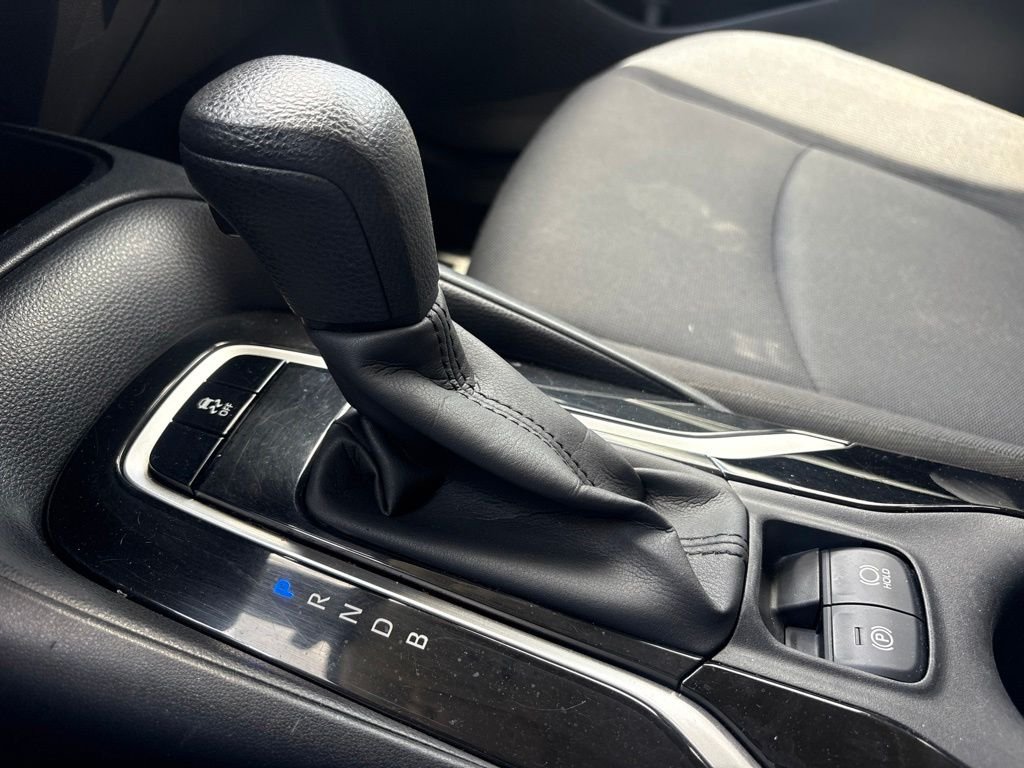 Used 2020 White Toyota LE image 22