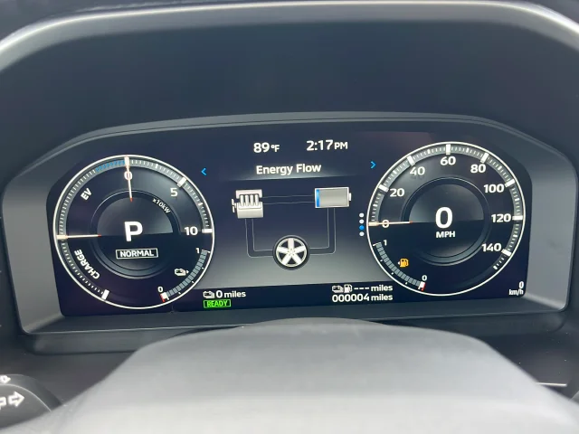 Used 2025 White Mitsubishi SEL Black Edition image 37