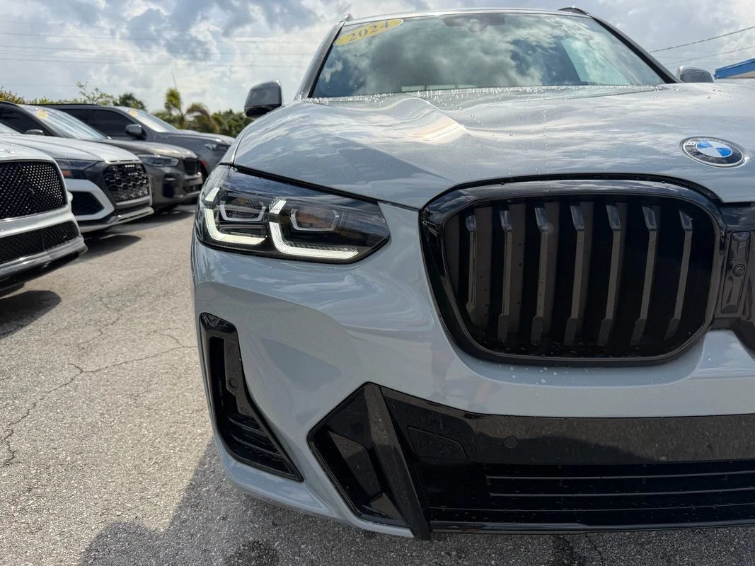 Used 2024  BMW xDrive30i image 2