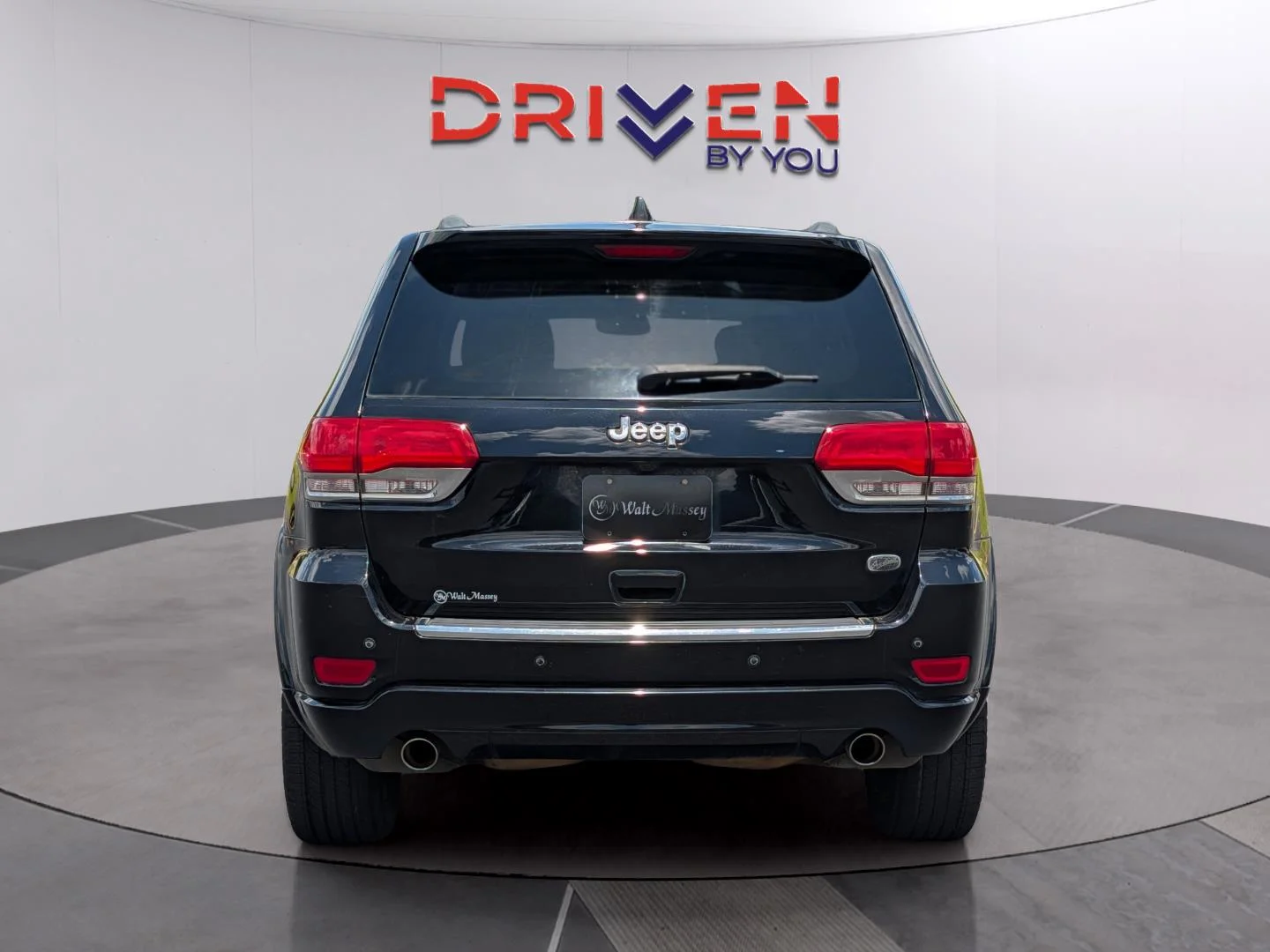 Used 2017 Diamond Black Crystal Pearlcoat Jeep Overland image 4
