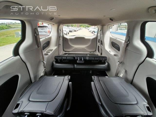 Used 2022 Brilliant Black Crystal Pearlcoat Chrysler Touring L image 48