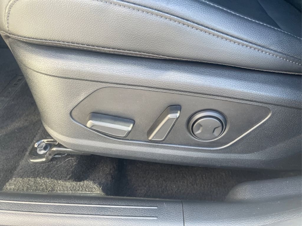 Used 2025 Snow White Pearl Kia EX image 16
