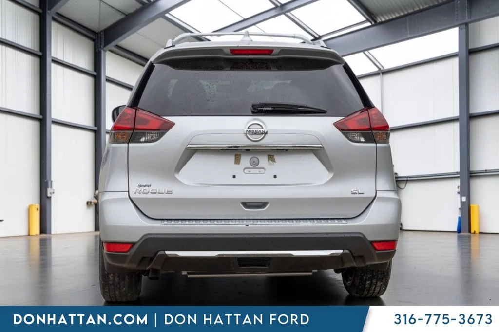 Used 2018 Silver Nissan SL image 24