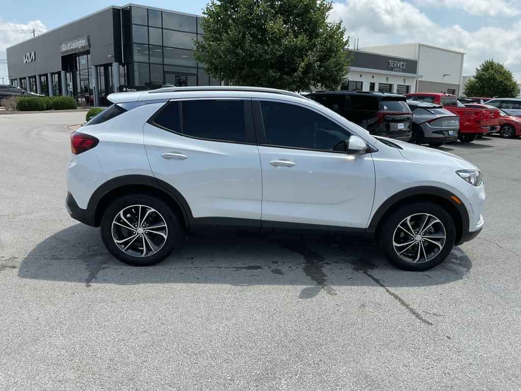 Used 2020 White Frost Tricoat Buick Select image 10