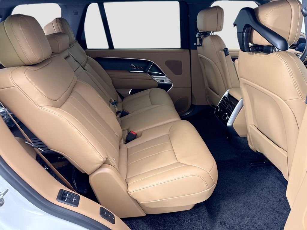 New 2026 Fuji White LAND ROVER SE 7 Seats image 21