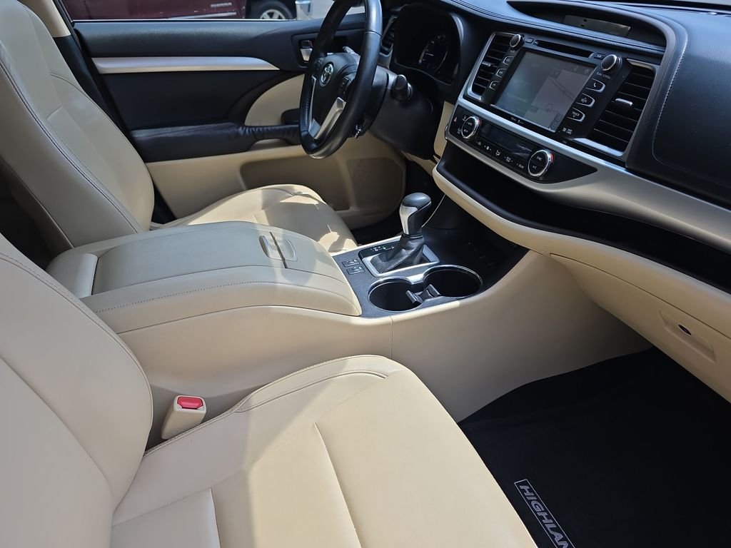 Used 2015 Red Toyota XLE V6 image 16