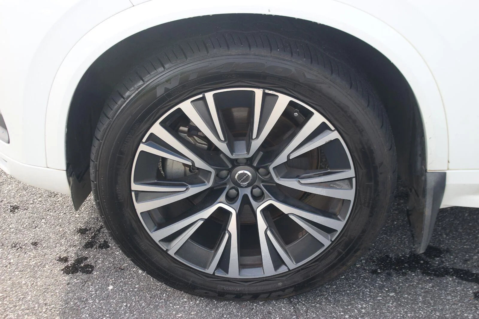 Used 2021  Volvo Momentum image 36