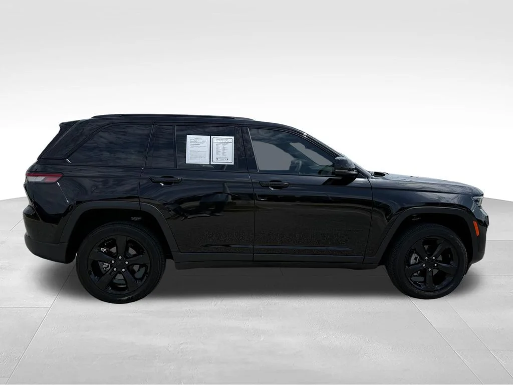 Used 2025  Jeep Altitude X image 29