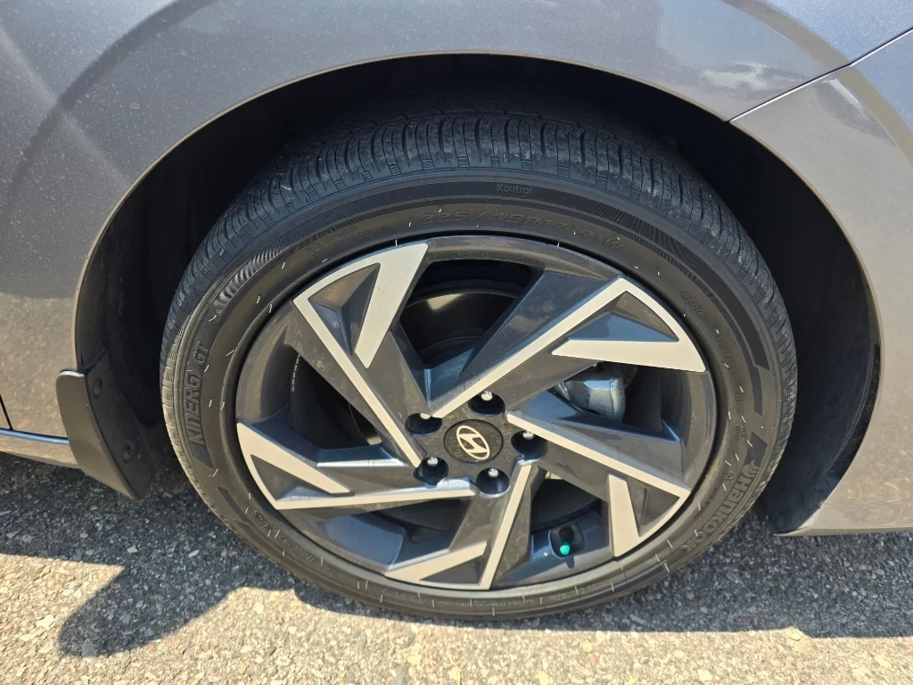 Used 2025 Fluid Metal Hyundai Limited image 7