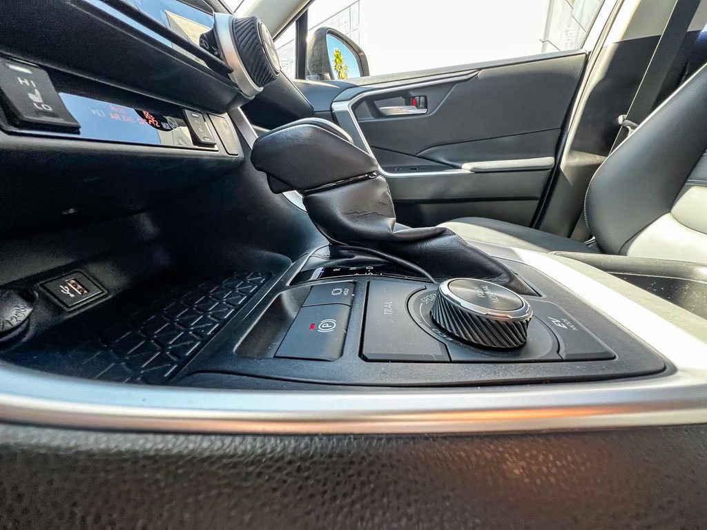 Used 2024 Silver Sky Metallic Toyota XLE Premium image 18