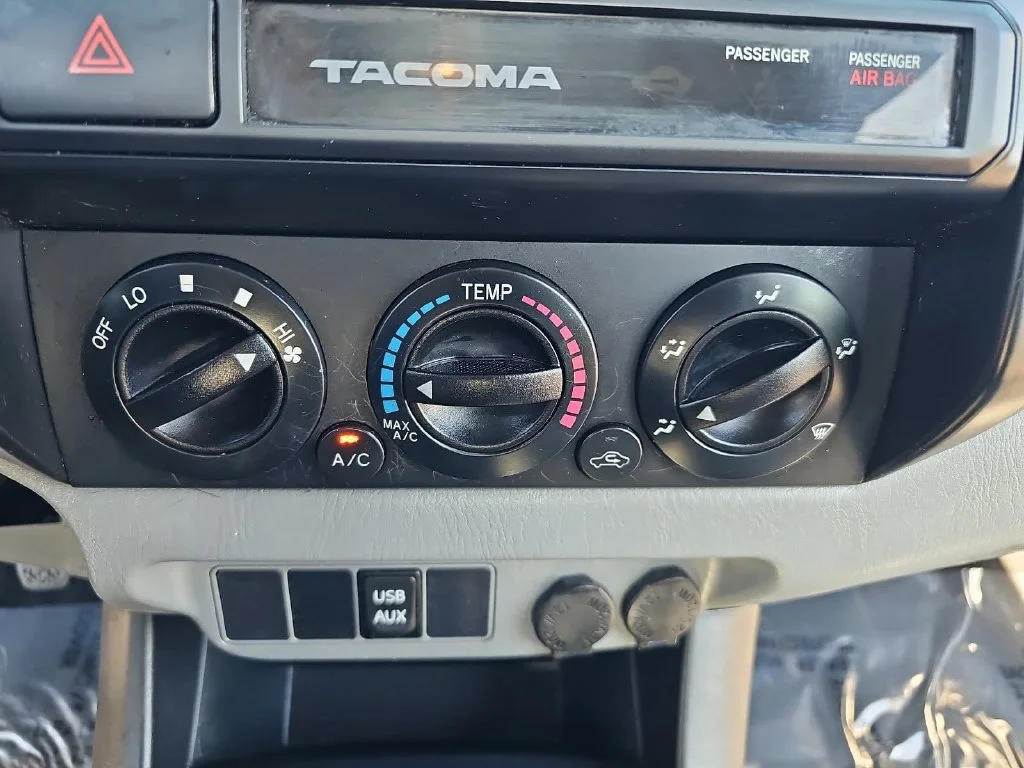 Used 2015 White Toyota Base image 20