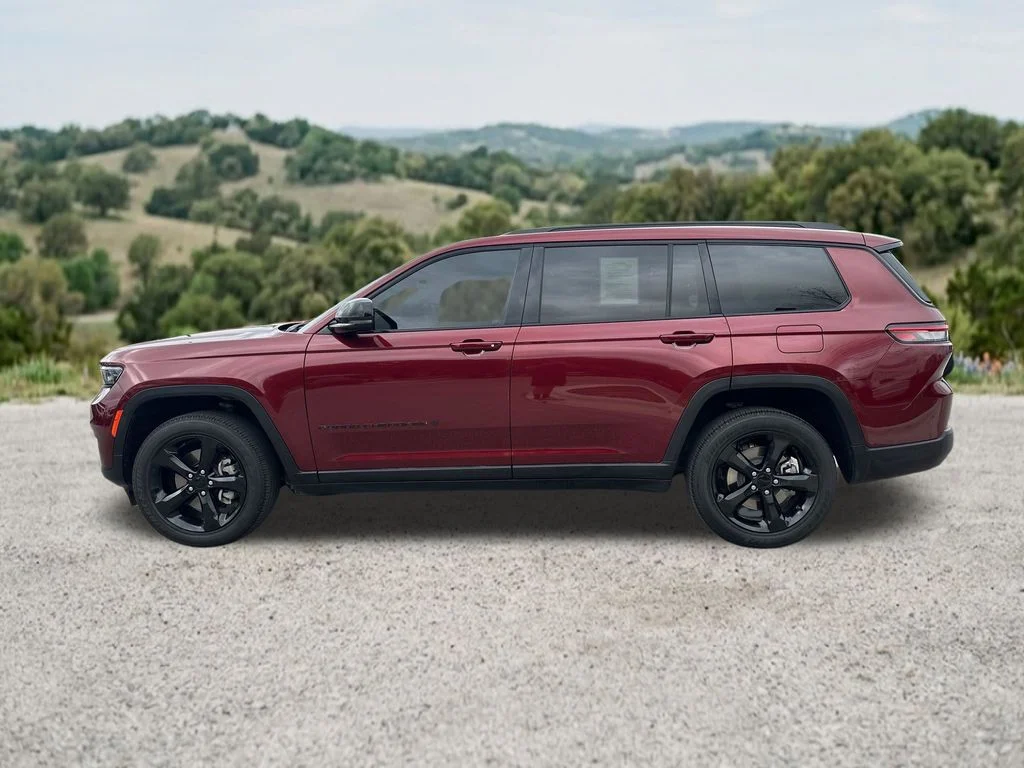 Used 2023 Red Jeep Altitude X image 2