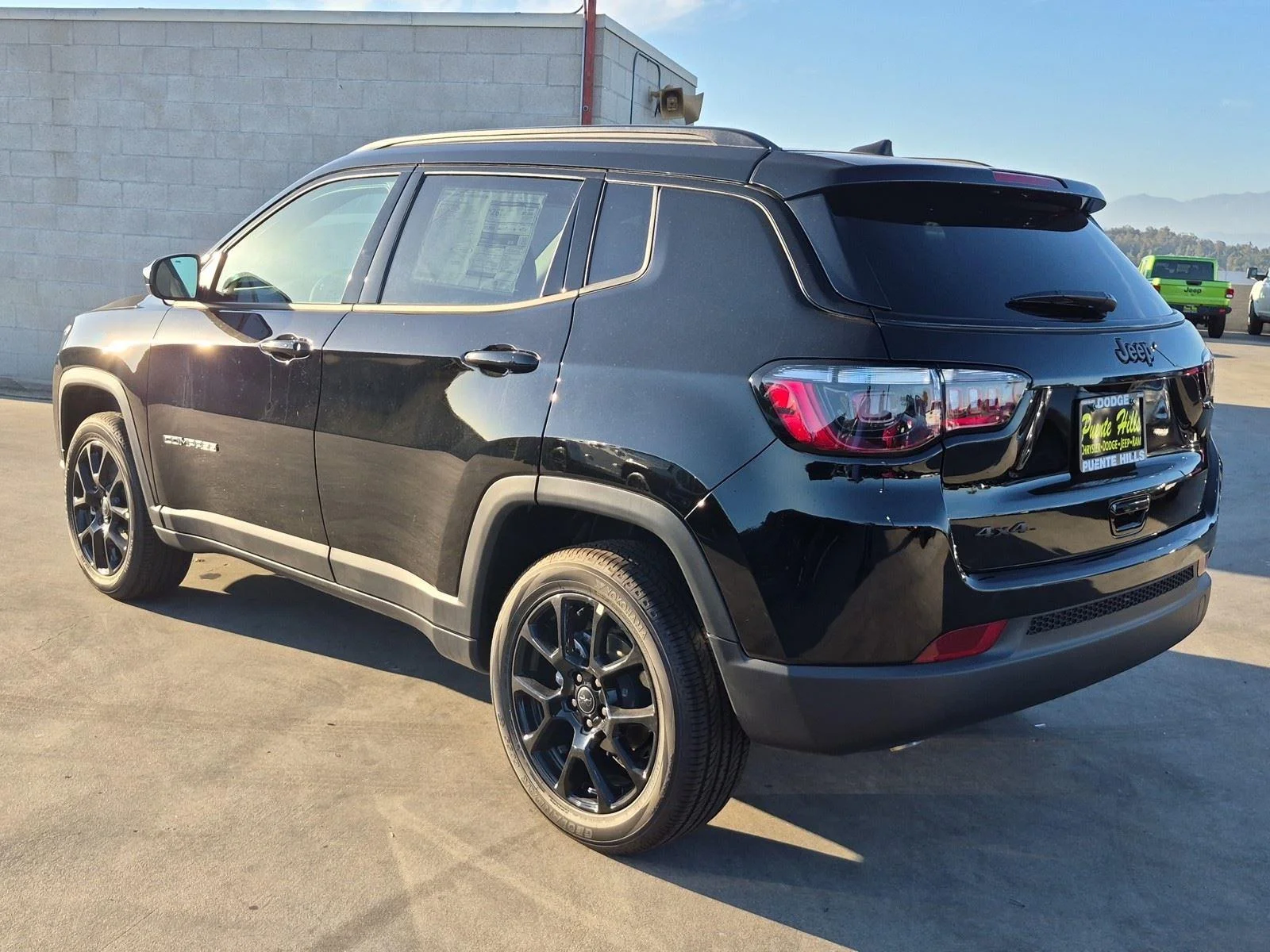 New 2026 Diamond Black Crystal Pearlcoat Jeep Latitude Altitude image 4