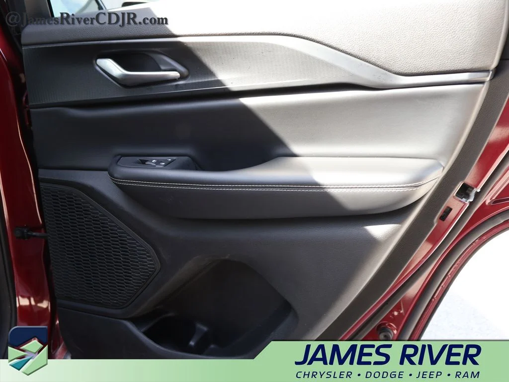 Used 2024 Red Jeep Laredo image 11