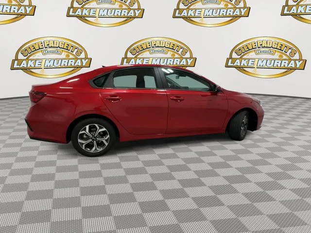 Used 2021 Currant Red Kia LXS image 3