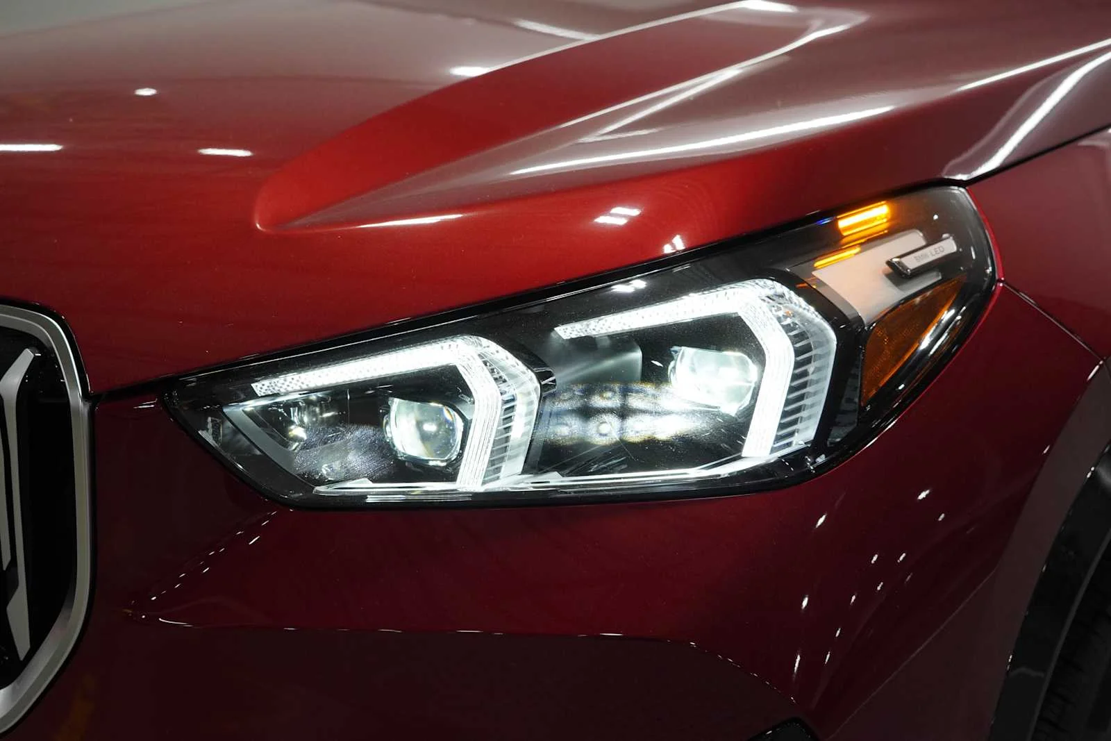 New 2026 Vegas Red Metallic BMW xDrive28i image 6
