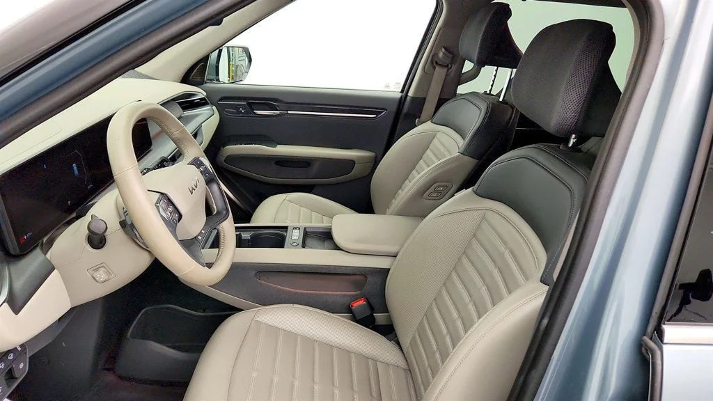 Used 2024 Iceberg Green Kia Land AWD image 19
