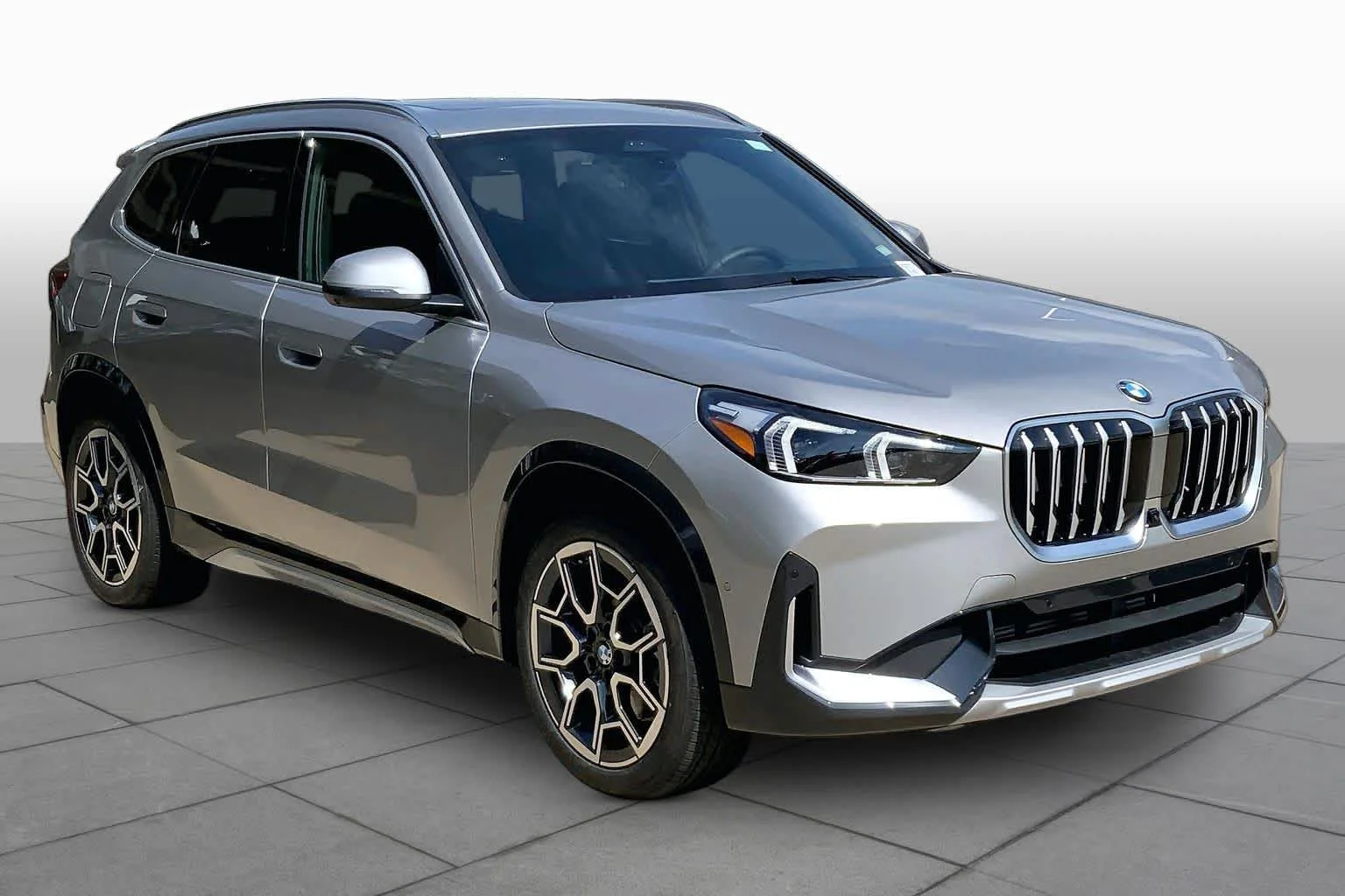 New 2026 Space Silver Metallic BMW xDrive28i image 2
