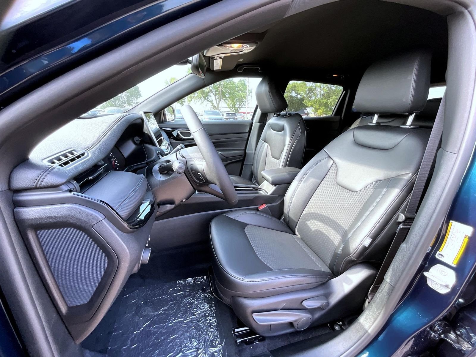 New 2026 Fathom Blue Pearl-Coat Exterior Paint Jeep Latitude image 11