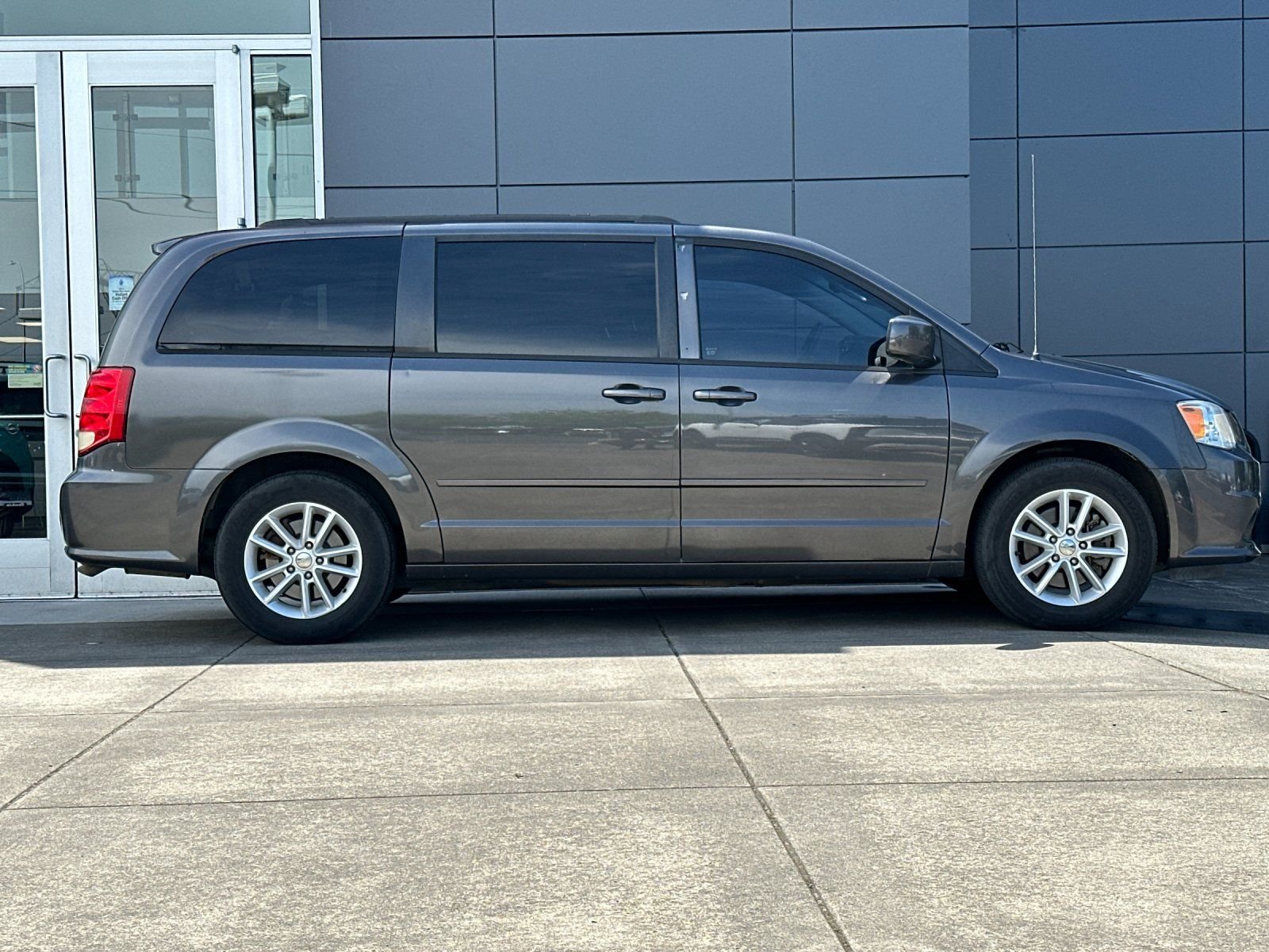 Used 2016 Granite Crystal Metallic Clearcoat Dodge SXT image 2