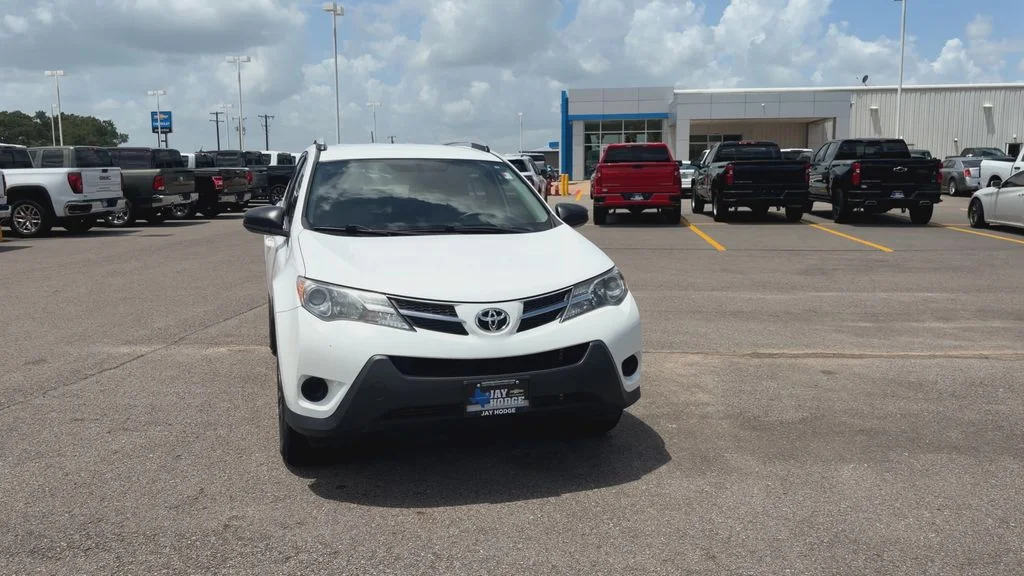 Used 2013 White Toyota LE image 3