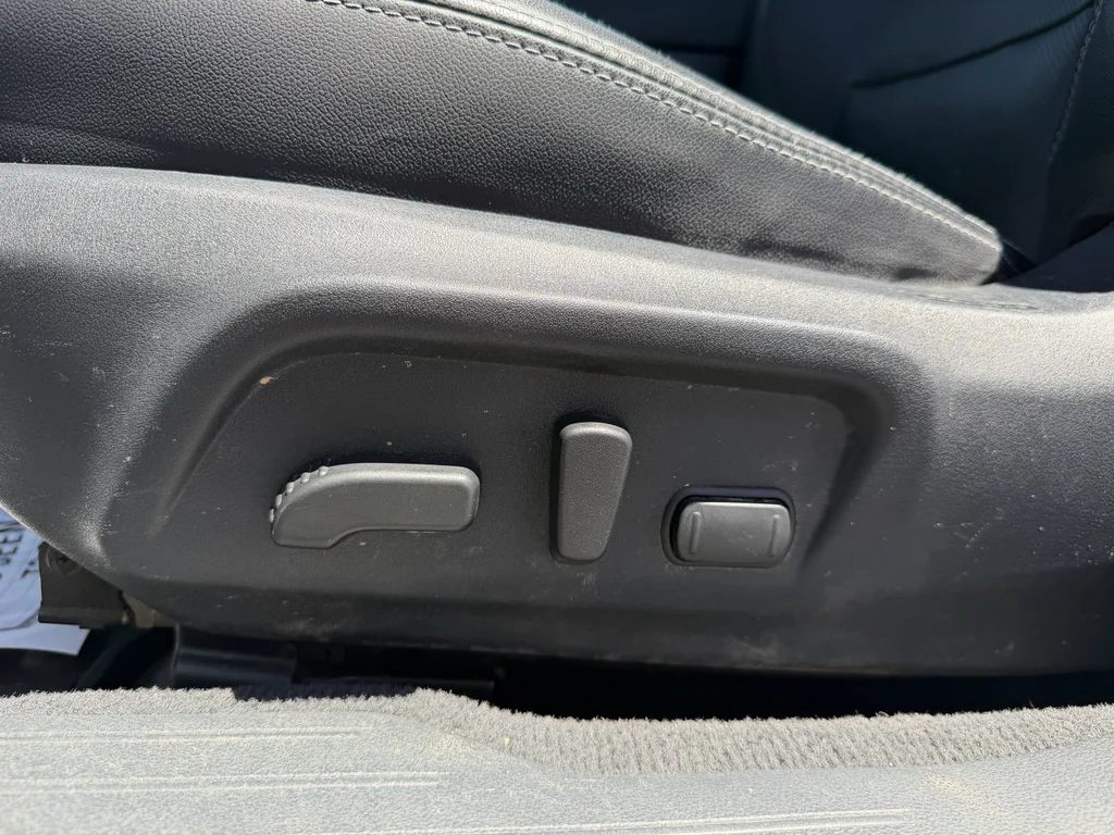 Used 2018 Ice Silver Metallic Subaru Limited image 13