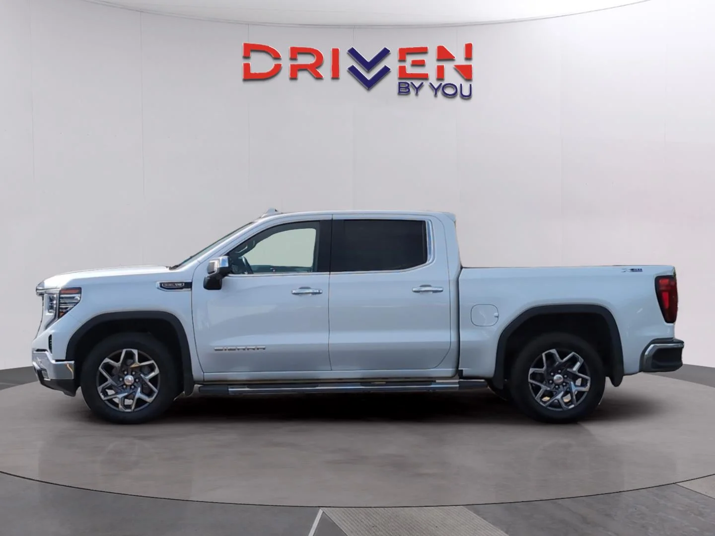 Used 2022 White Frost Tricoat GMC SLT image 2