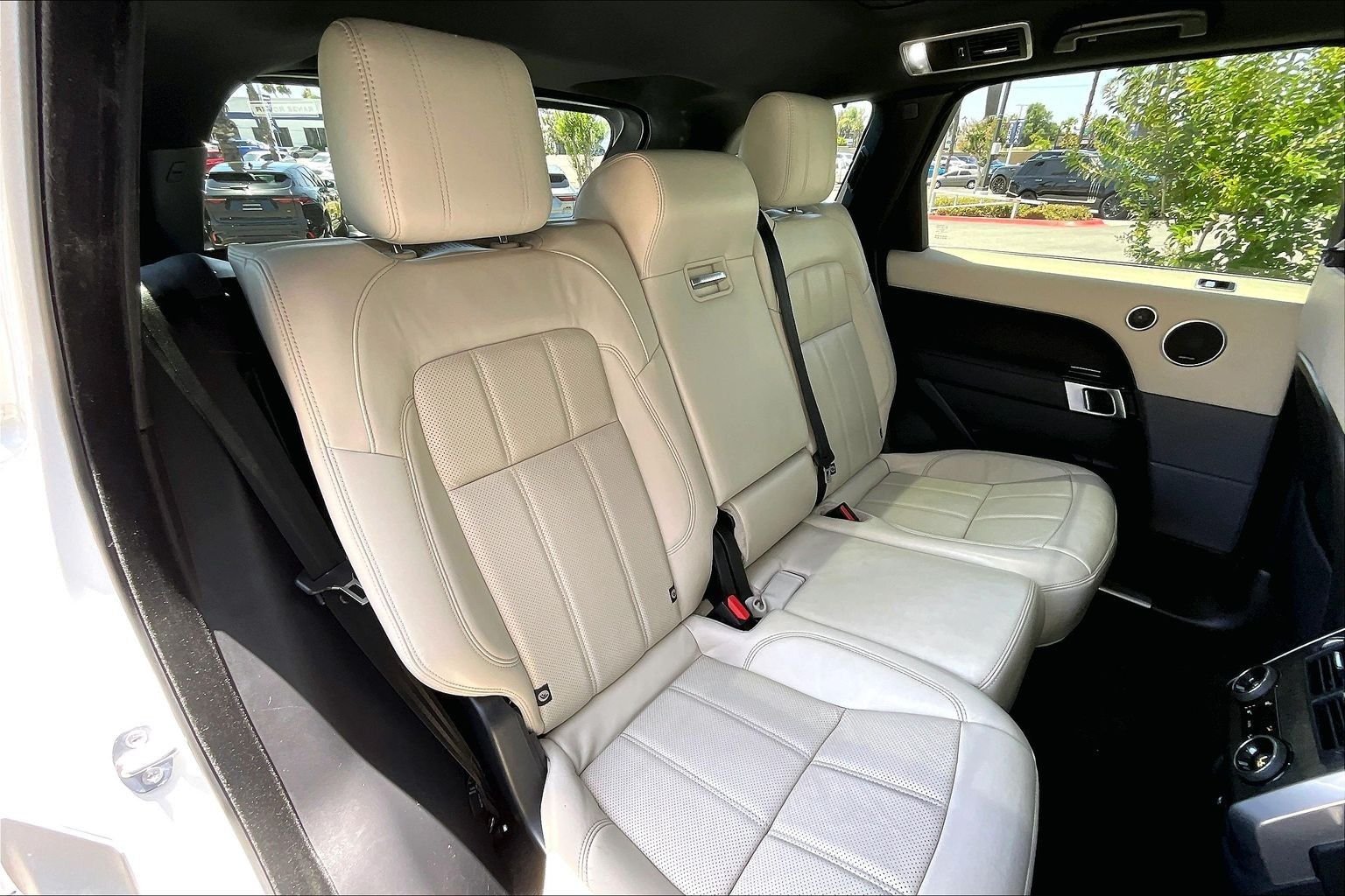 Used 2022 White Land Rover HSE Silver Edition image 27