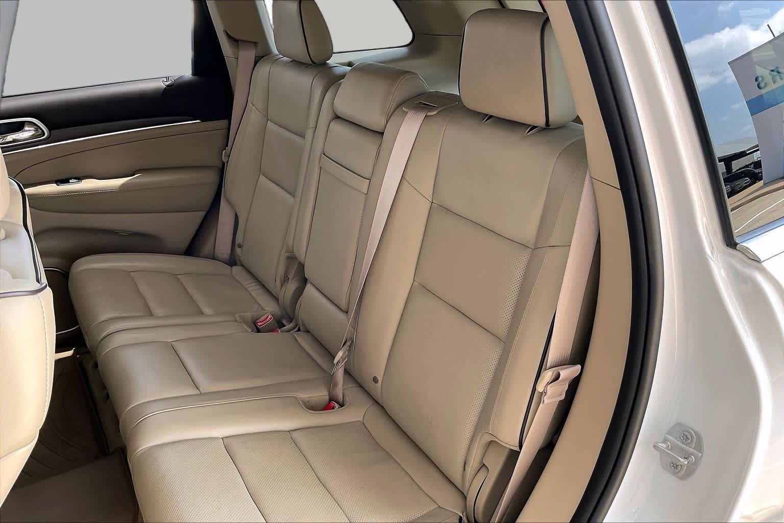 Used 2018 Ivory 3-Coat Jeep Overland image 19