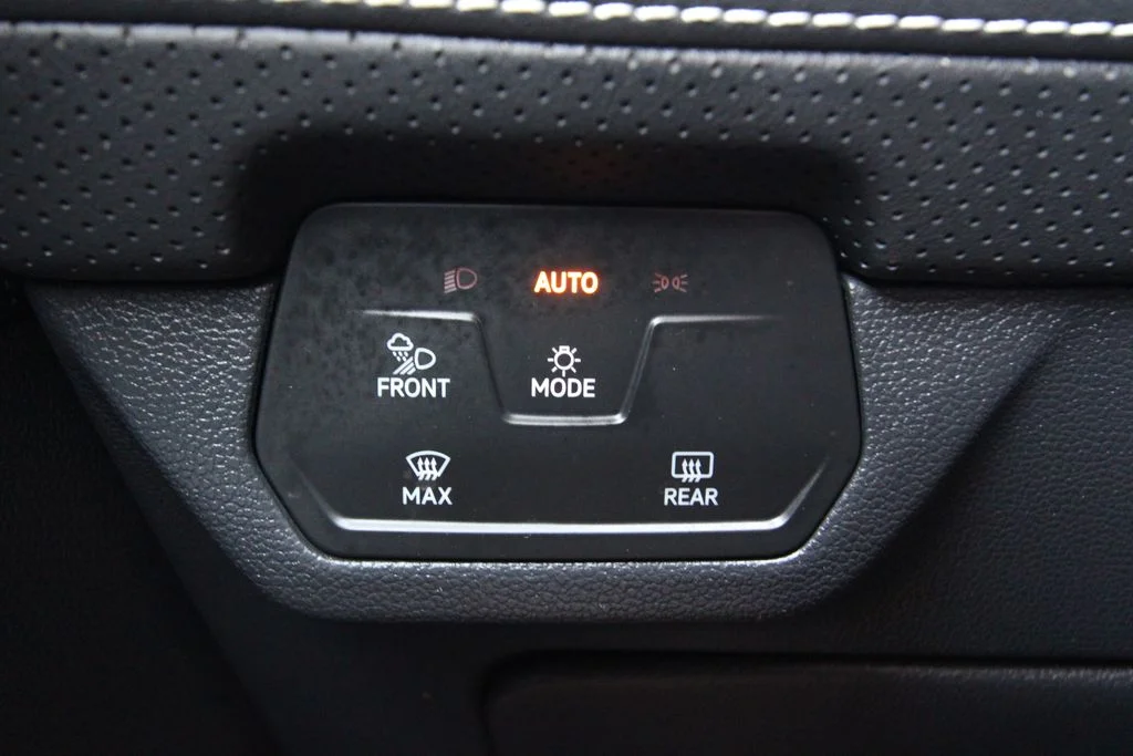 Used 2025  Volkswagen 2.0T SE image 22