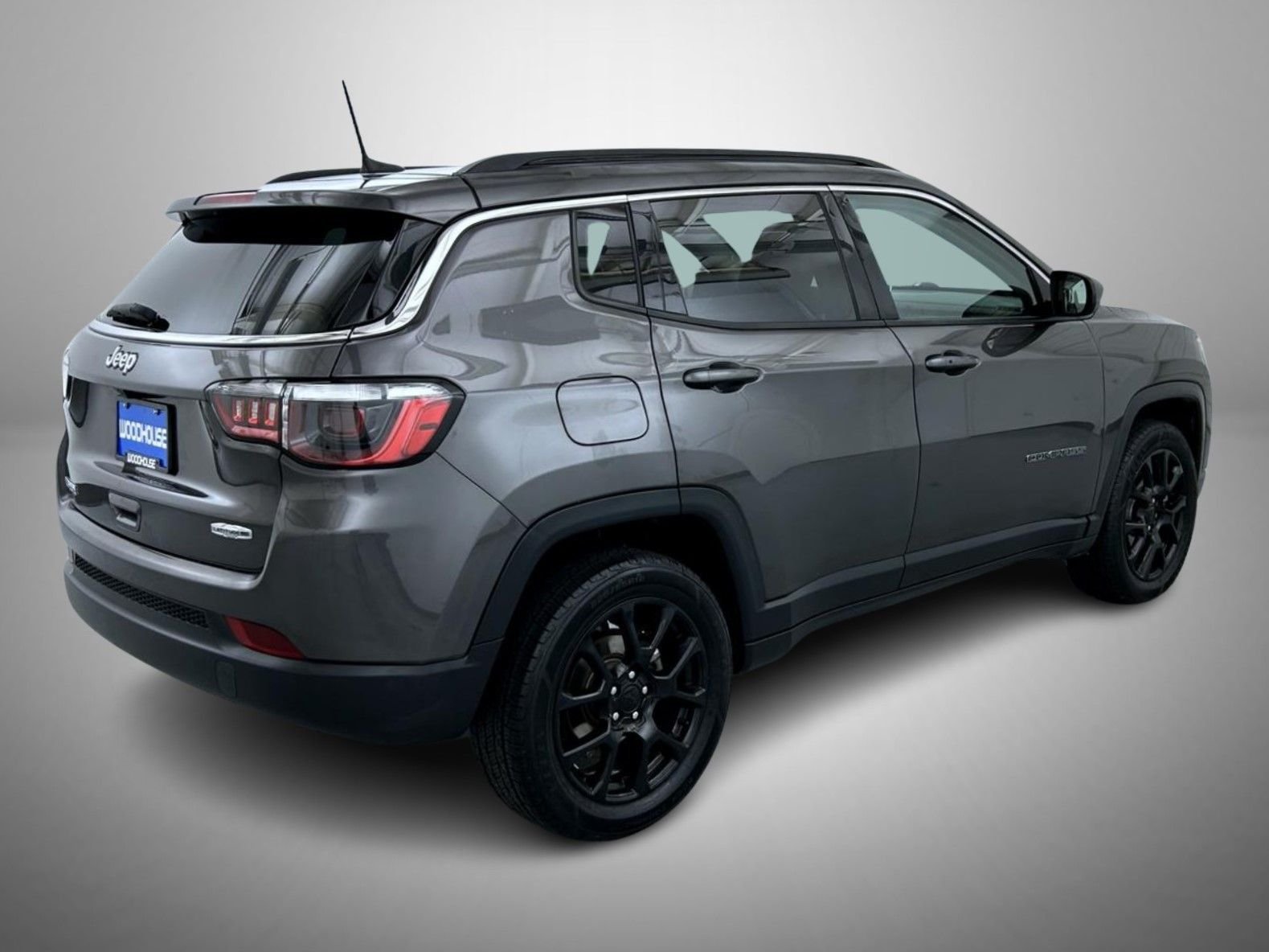 Certified Used 2022 Gray Jeep Latitude Lux image 5