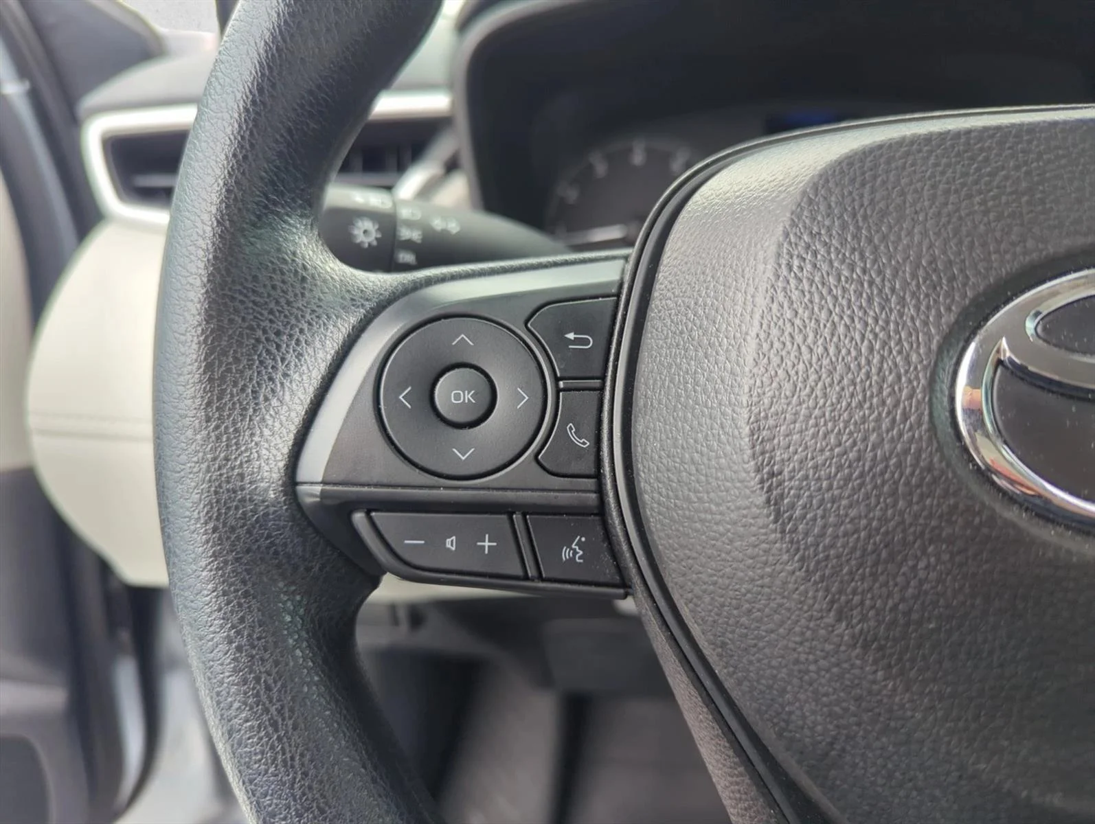 Used 2025 Sonic Silver Toyota L image 11