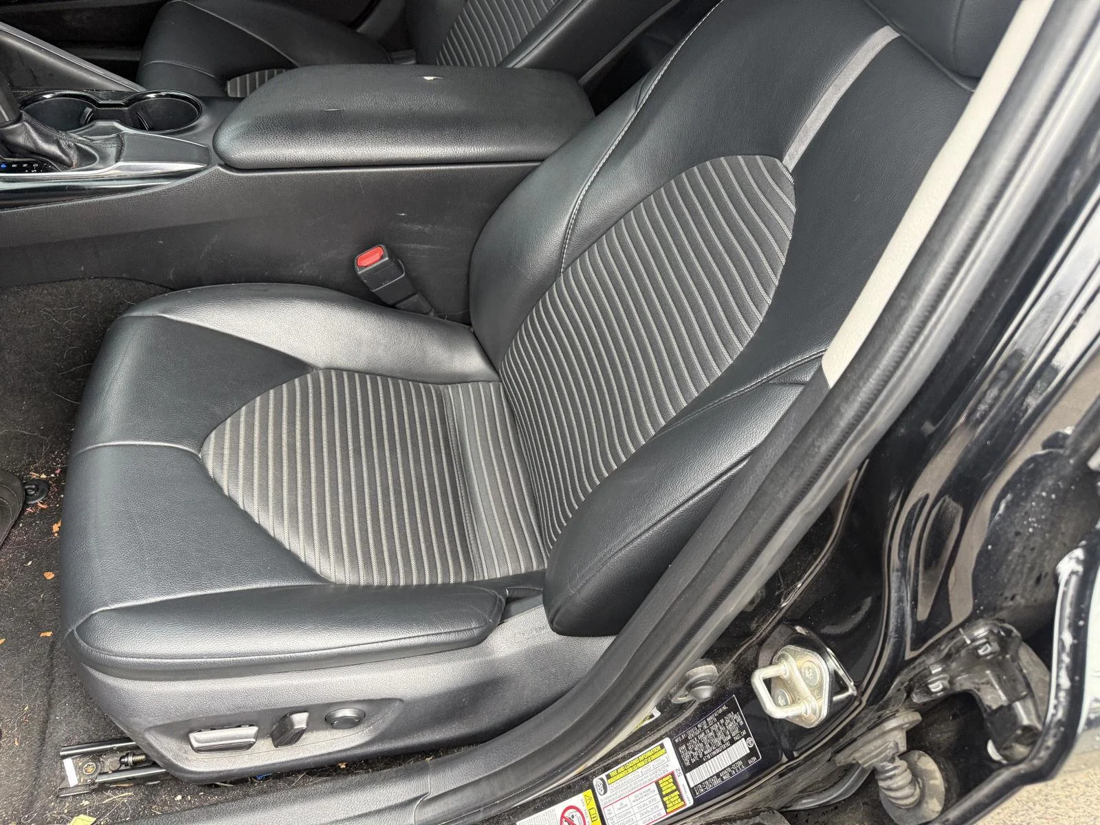 Used 2019 Midnight Black Metallic Toyota SE image 9