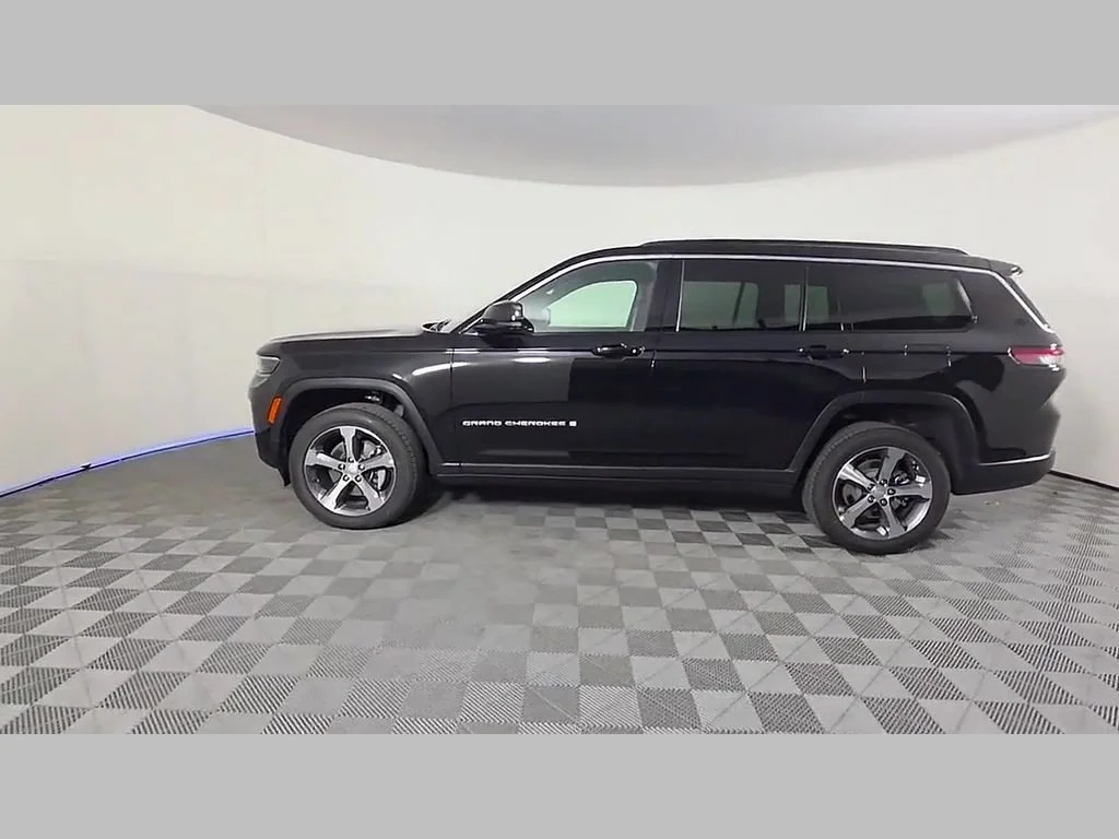 New 2026 Diamond Black Crystal Pearl-Coat Exterior Paint Jeep Limited image 33