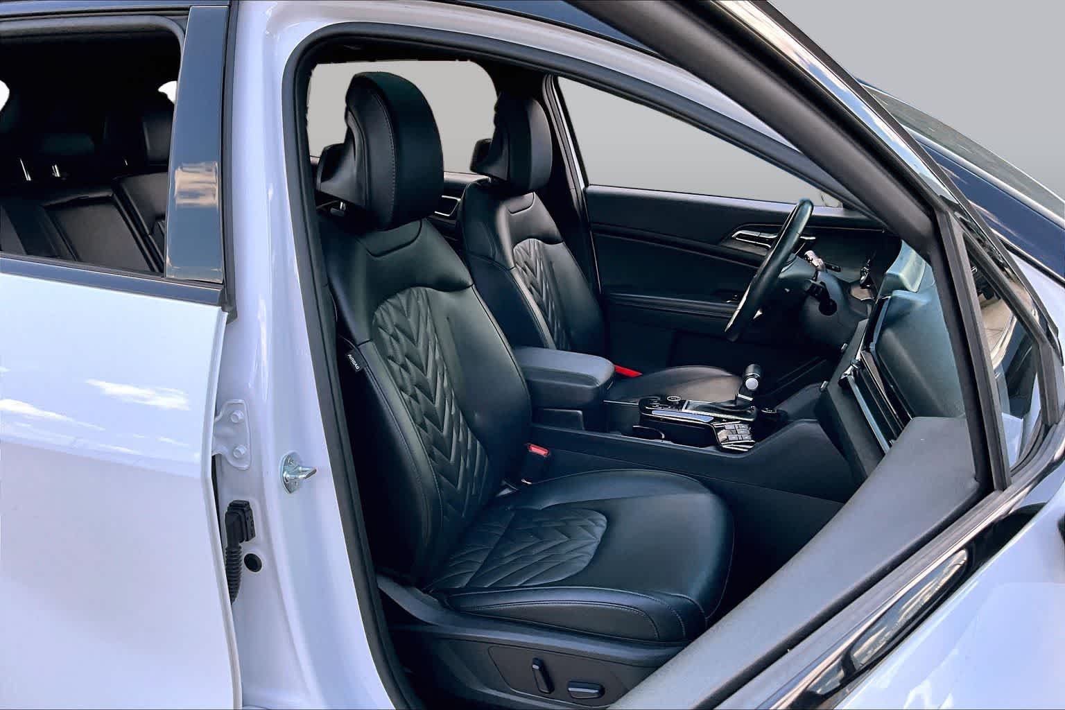 Used 2024 Ebony Black Roof Kia X-Pro Prestige image 9
