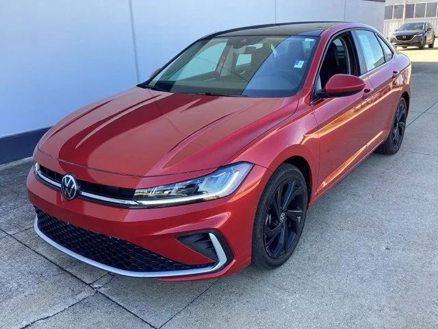 Used 2025 Red Volkswagen 1.5T SE image 2