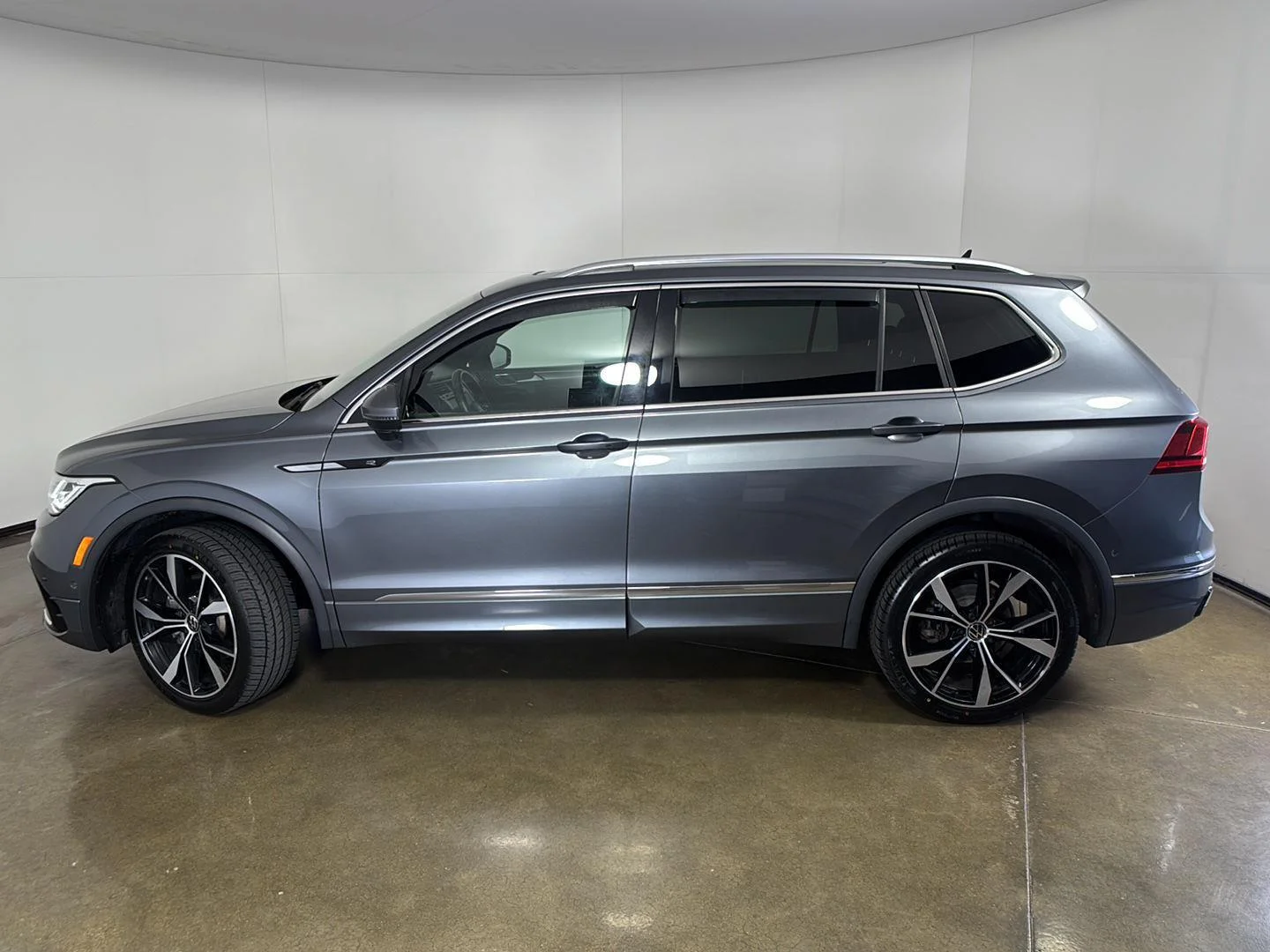 Used 2022 Platinum Gray Metallic Volkswagen SEL R-Line image 17